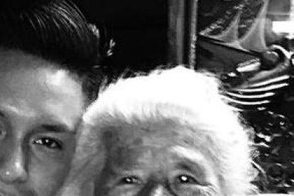 Cristian Ramírez junto a s abuela, que le decía mi Tata, fue quien lo crio, ella falleció el 17 de abril de 2015.