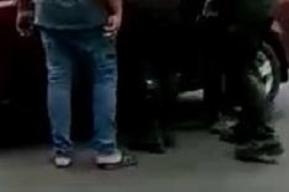 En la cajuela de su propio vehículo la víctima era llevada por los individuos.