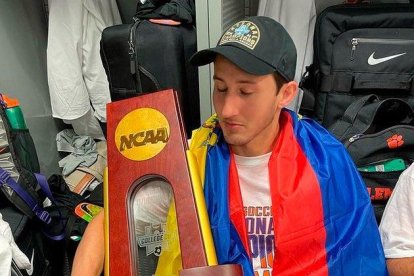 Luis Felipe Fernández en diciembre del 2021, cuando recibió el trofeo como mejor jugador universitario en Estados Unidos.
