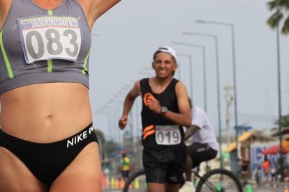 Glenda Morejón celebra tras coronarse como campeona nacional de los 20 kilómetros marcha, en competencia realizada en Machala.