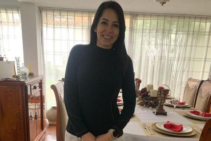 Luisa González compartió en redes una foto de la pinta con la que asistió a una entrevista telemática en pijama.