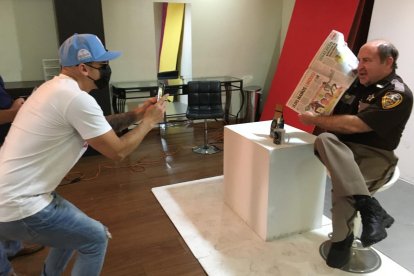 En rapero ecuatoriano Gerardo Mejía le toma una foto a Larry Pancake, mientras muestra la sección Deportiva de EXTRA.