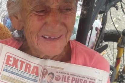 Fe y optimismo carga doña Marlene en su triciclo. Ella aspira a ganarse más premios con EXTRA.