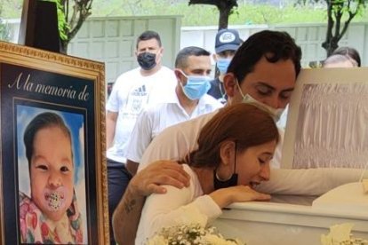 Los padres del menor lloran ante su féretro, minutos antes de la inhumación.