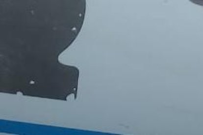 Policías que patrullaban en el sector El Mosquito, en la cooperativa El Cristal, en el Guasmo sur de Guayaquil fueron recibidos a plomo por delincuentes armados que se encontraban cerca de una cancha deportiva del sector. A los sujetos les molestó la presencia dr los uniformados. Esto ocurrió la noche de este miércoles 26 de enero.
Los gendarmes resultaron ilesos. Sin embargo, el patrullero policial en el que se movilizaban recibió varios impactos de proyectil. Los agentes solicitaron refuerzos para capturar a los individuos que les dispararon.
Unidades tácticas de la Policía como el Grupo Especial Móvil Antinarcóticos (GEMA), Grupo de Intervención y Rescate (GIR) y de la Unidad del Mantenimiento del Orden  (UMO) llegaron al sitio para detener a los criminales, mas estos ya habían huido por el río.
Agentes de Criminalística recogieron los indicios que quedaron regados en un tramo de casi dos cuadras. En una de las casas de zona se encontró un DVR una radio portátil, la cual fue llevada como evidencia.
Las evidencias fueron llevadas al Centro de Acopio de la Policía Judicial. En el sector aún se realizan operativos para capturar a los malandrines que dispararon a los uniformados.