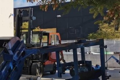 Combo de fotografías que ilustran la operación conjunta del Servicio de Vigilancia Aduanera de la Agencia Tributaria y la Guardia Civil en la que se han aprehendido 464 kilos de cocaína que se encontraban ocultos en el interior de una máquina trituradora de 11 toneladas que llegó al puerto de Valencia y que tenía como destino declarado una empresa domiciliada en Tres Cantos (Madrid). Para la extracción de la droga fue necesaria la intervención de los bomberos, que utilizaron herramientas especiales para corte de metal. La organización introdujo la maquinaria, procedente de Colombia, por el puerto de Valencia y tras una serie de transbordos fue interceptada en la localidad de Sueca de ocultación y el peso de la maquinaria. EFE/ Agencia Tributaria/Guardia Civil