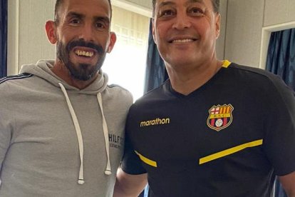 Carlos Alfaro Moreno y Carlos Tévez, antes de la presentación de la camiseta.