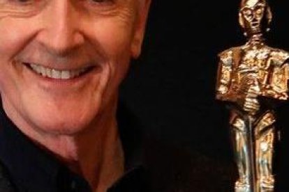 El actor da vida a un androide en la saga cinematográfica.