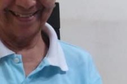 Norma posa alegremente junto a su nieto, quien le confirmó que se había ganado el premio.