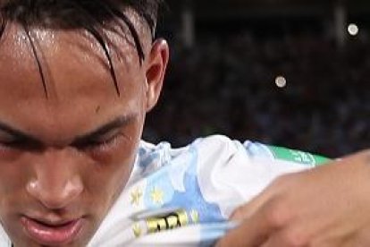 Lautaro Martínez de Argentina celebra un gol, en un partido de las eliminatorias sudamericanas para el Mundial de Catar 2022 entre Argentina y Colombia