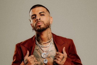 Raúl Alejandro Ocasio Ruiz, mejor conocido por su nombre artístico Rauw Alejandro, es un cantautor, bailarín y productor discográfico puertorriqueño.​