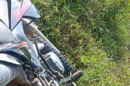 La moto que utilizaron los pillos para asaltar la entidad financiera, fue abandonada en unos matorrales.