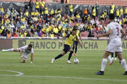 Tomás Rincón (i), capitán de Venezuela, quedó en el suelo tras intentar marcar a Jeremy Sarmiento de Ecuador.