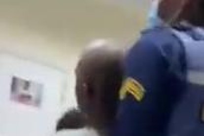 Un guardia y policías ayudan a bajar al afectado del vehículo.