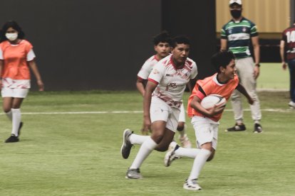 Los niños de la escuela Cóndores de Mónaco demostraron condiciones innatas en velocidad y para evadir a los rivales.