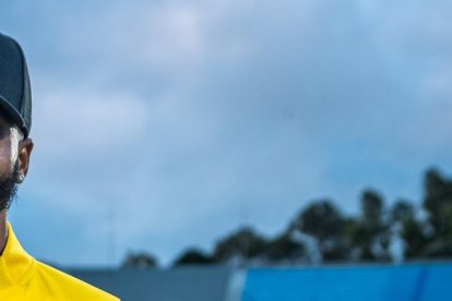 Leonai Souza y su premio por estar en el 11 ideal del fútbol uruguayo en el 2011.