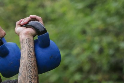 Gonzalo Mastriani del Barcelona, en un trabajo de pesas.