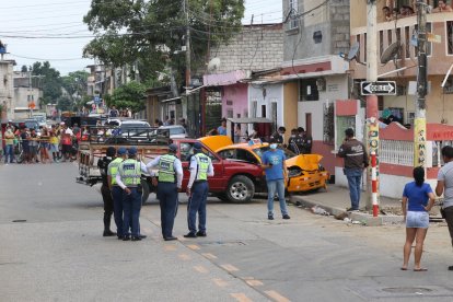 El taxista se chocó contra una camioneta luego de ser baleado por motorizados.