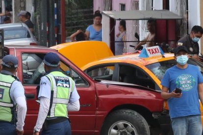 El taxista se chocó contra una camioneta luego de ser baleado por motorizados.