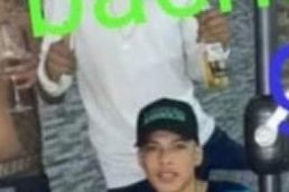 En la foto aparecen en una ‘vacilada’ Tyson, detrás de él alias Sin Picha, ambos requeridos por la Policía.