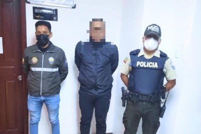 La policía continúa en la búsqueda del compinche del detenido, quien habría manejado la motocicleta.