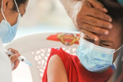 Las urbes que forman parte de esta primera etapa son la capital, Quito, Machala, Zamora Chinchipe y Loja, mientras que a partir del próximo lunes se podrán administrar dosis anticovid a los menores de 3 y 4 años en todo el país.EFE