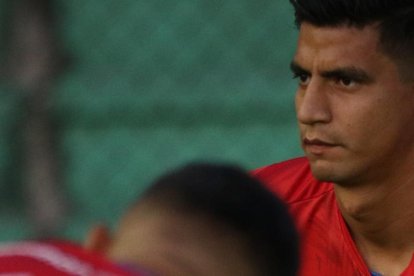 Roberto Luzarraga, zaguero ecuatoriano del Royal Pari de Bolivia.