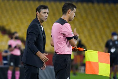 El entrenador de Barcelona Fabián Bustos (i) reclama, en un partido de la Copa Libertadores entre Barcelona SC y Montevideo City Torque en el estadio Monumental en Guayaquil.