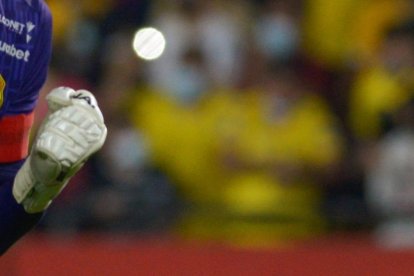 Javier Burrai arquero de Barcelona celebra al ganar la serie de penaltis ante Montevideo City.