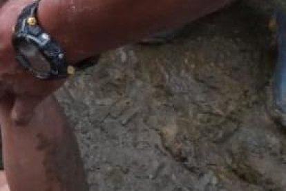 En camillas hechas con cañas sacaron los cuerpos de la zona rural.