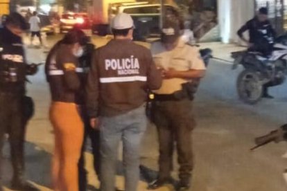 Policías llegaron al sector de la Juan Montalvo, en el noroeste de Guayaquil, para indagar un crimen ocurrido en la zona.