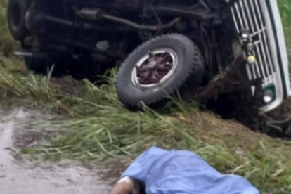 El cadáver de la víctima quedó tirado en la vía.