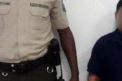 El sospechoso dijo que iba a demandar a los vecinos que lo denunciaron.