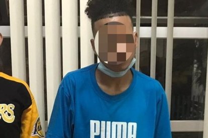 Uno de los detenidos le hizo señas al otro para advertirle de la presencia policial.