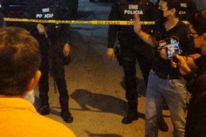 La conmoción por el tiroteo a un hombre se hizo presente en el callejón Santana, en Manta.