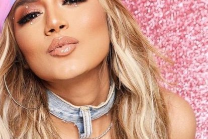 La artista acabó de estrena el video de su canción Bandolera.