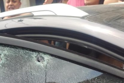 El carro en el que circulaba la víctima quedó con un montón de orificios de bala.