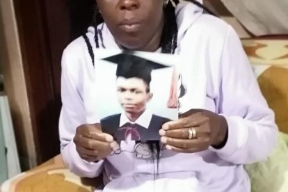 La madre del 
joven desaparecido dice que no puede dormir, a la espera de que su hijo toque la puerta de la casa.