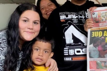 Gritos de alegría dieron los hijos y los nietos de doña María, nuestra ganadora.