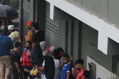 Miles de hinchas en busca de las entradas. Una cosa de locos.
