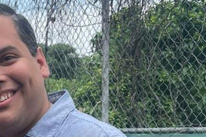 Dieter y Carolina en los exteriores de la casa televisiva Ecuavisa.