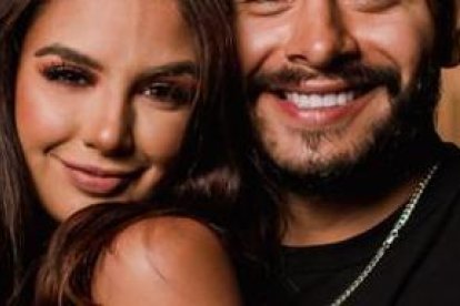 El actor y presentador quiteño con su esposa.