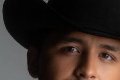 Es un cantante, compositor mexicano.