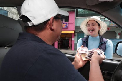 La venta es cara a cara con los  conductores y pasajeros de buses, que además del maní y los dulces se llevan su tierna mirada.