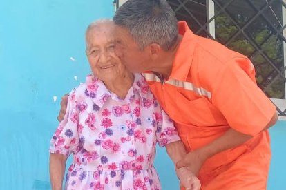 Doña María Etelvina salió premiada con EXTRA y con la calidad de hijo que tiene.