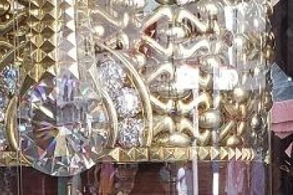 Aquí se puede encontrar el aro más grande del mundo, pesa 141 libras y querían pagar $ 6’000.000, pero no se vende. Se regatea como en la Bahía.