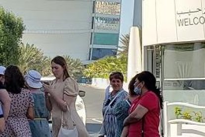 La foto que es obligación en Dubái, fuera del hotel Burj Al Arab.