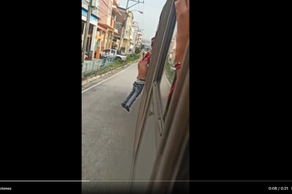 Un hombre intentó robar por la ventana de un bus de la Metrovía y fue suspendido por este acto.