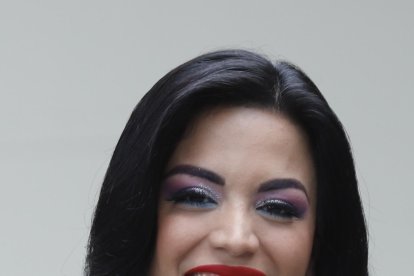 Hace videos en Youtube (LissCedeno TV), en los que busca profesionales que ayuden en belleza, salud y ejercicios.