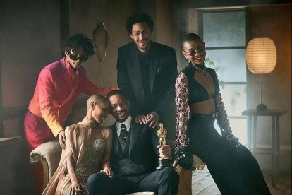 El protagonista de King Richard posó  junto a su familia y la estatuilla del Óscar.